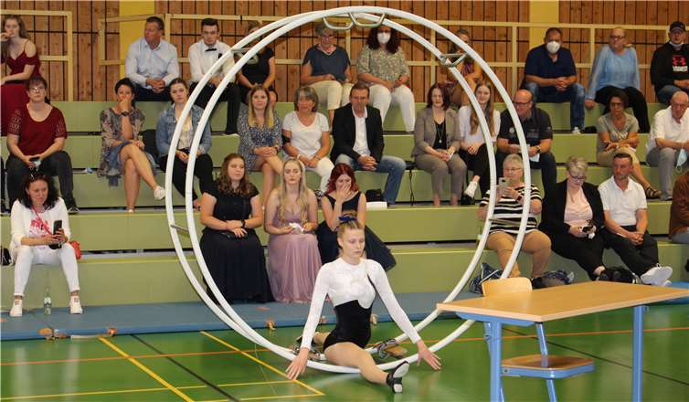 Jessica Theiler bei der Vorführung einer Rhönrad-Kür. Foto: privat