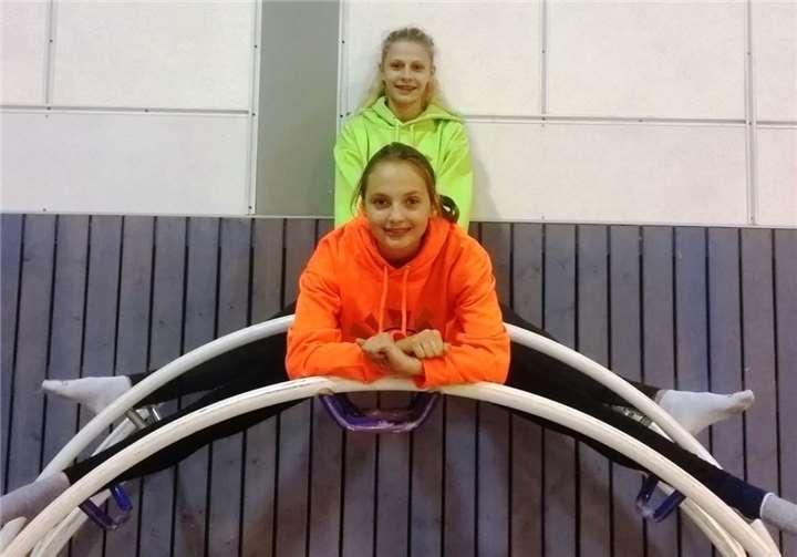 Jessica Theiler (hinten) und Yannika Sophie Erbele auf ihrem Sportgerät. Privat