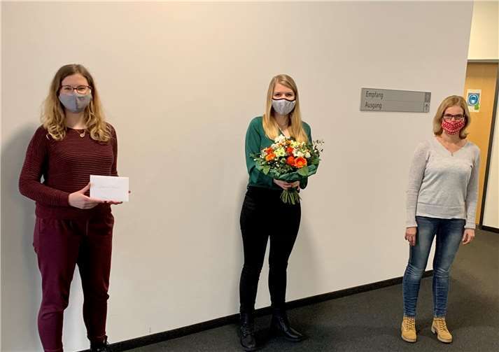 Jessica Weber (Mitte) hat ihre mündliche Abschlussprüfung mit 100 Punkten bestanden.Foto: privat