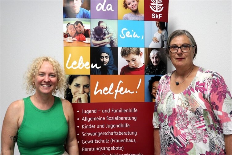 Jessica Yildiz (links) und Helma Göbel vom Sozialdienst katholischer Frauen (SkF) in Koblenz stehen Frauen, Paaren und Familien in schwierigen Situationen zur Seite.