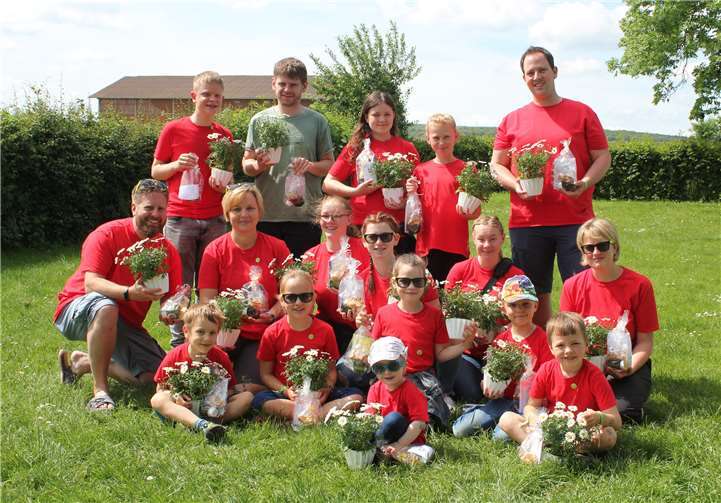 Jetzt geht es los: Präsente und Blumen werden an die Senioren verteilt.Fotos: Christian Klein