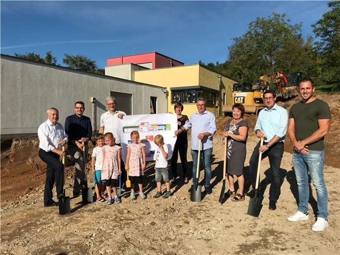 Jetzt geht es los (v.l.n.r.): Landrat Manfred Schnur, Architekt Achim Brand, Erster Beigeordneter der Ortsgemeinde Neef Peter Arens, Kita-Leiterin Petra Hansen, Ortsbürgermeister Matthias Müller, Vertreterin des Betriebsträgers Rita Bauer, Bürgermeister Jürgen Hoffmann und Steven Goeres, Bauabteilung der Verbandsgemeindeverwaltung Zell (Mosel) mit Kita-Kindern beim symbolischen Ersten Spatenstich auf dem Baugelände. Foto: Verbandsgemeindeverwaltung Zell (Mosel)
