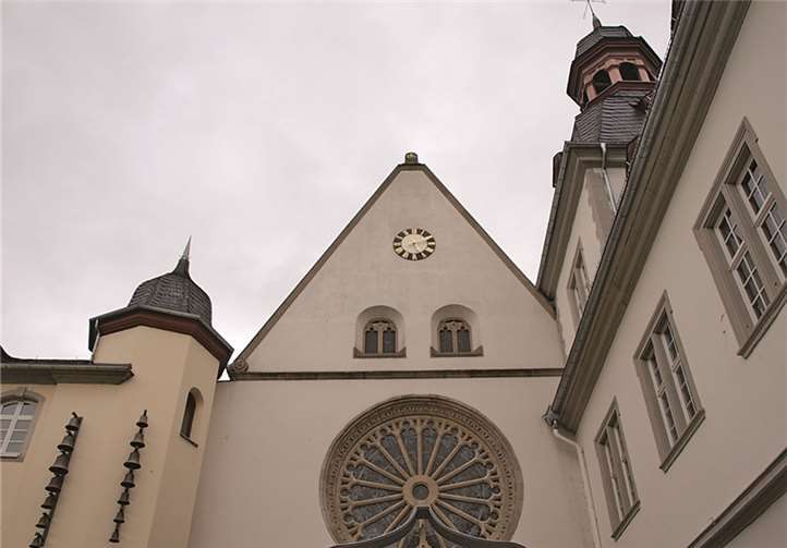 Jetzt hängt über dem Portal der Jesuitenkirche endlich nach fast 70 Jahren wieder eine Uhr und beim Sonnenuntergang glänzen die goldfarbenen Ziffern und Zeiger.US