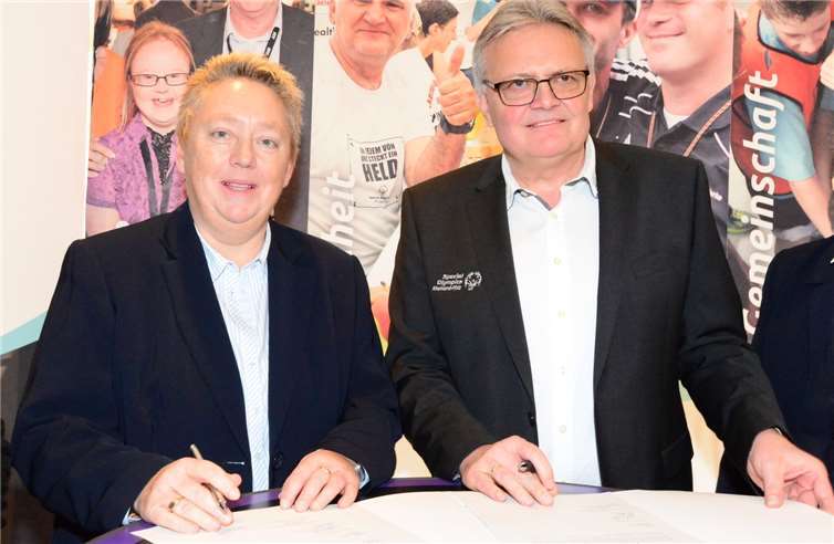 Jetzt ist es amtlich – die Special Olympics Landesspiele kommen 2020 nach Koblenz. Die Partnerschaftsvereinbarung zwischen der Stadt Koblenz und Special Olympics Rheinland-Pfalz wurde von Bürgermeisterin Ulrike Mohrs und Prof. Dr. Burkhard Schappert, Präsident des Landesverbandes unterzeichnet.