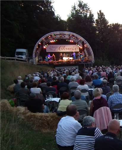 Jetzt kann man sich schon bei röhrig die Karten für 13 Top-Konzerte auf der schönsten Freilichtbühne Deutschlands „Maria Ruh“ sichern, wobei zum Event am 8. Juni auch wieder ein günstiger röhrig- Bus-Transfer ab den Moselorten Cochem bis Alken angeboten wird.