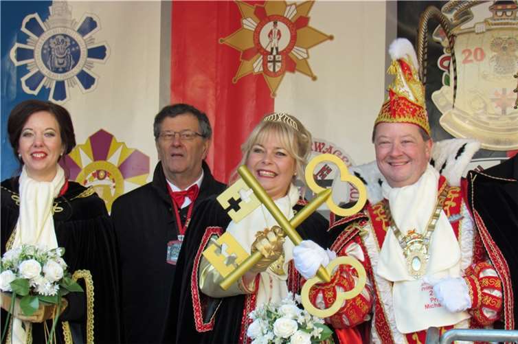 Jetzt kann’s losgehen: Prinzen Michael II und Prinzessin Manuela I. verfügen nun über die goldenen Schlüssel.