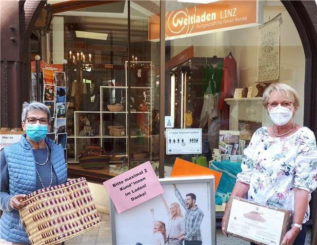 Jetzt können die Kunden wieder in den Weltladen kommen und sich an dem Ratespiel beteiligen: Welcher Weltladen-Mitarbeiter verbirgt sich hinter dem Mund- und Nasenschutz? Keine Frage, die Mitarbeiter*innen werden zur Lösung beitragen! Foto: privat