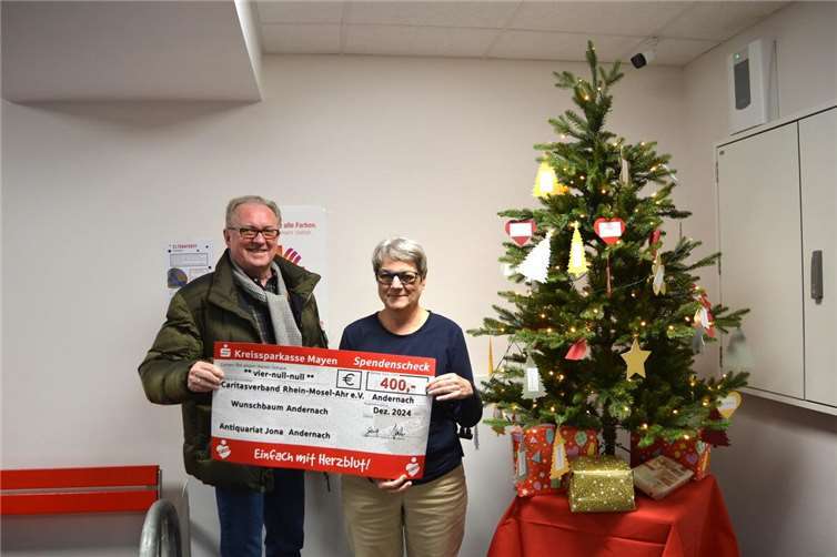 Jetzt konnte Wendelin Germann dem Caritas-Wunschbaum in Andernach eine Spende in Höhe von 400 Euro überreichen. Foto: Eberhard Thomas Müller