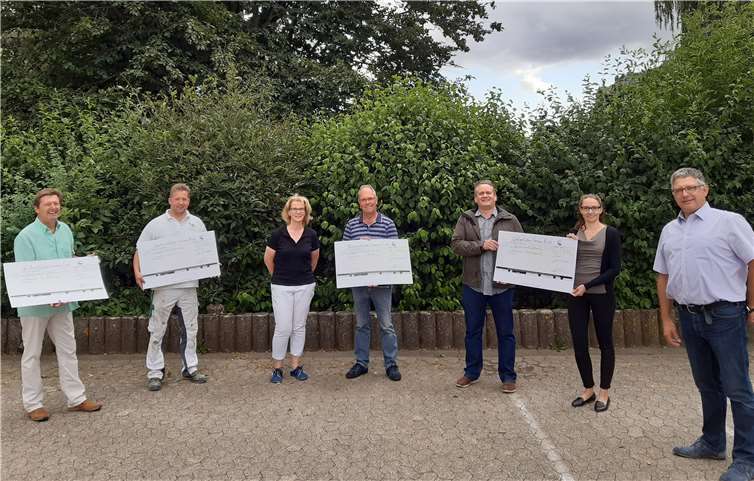 Jetzt konnte der Ortsvorsteher an die Fördervereine von Grundschule „Am Nastberg“, KiTa St. Marien, Pfadfinder und freiwilligen Feuerwehr diese Spenden verteilen.Foto: Privat