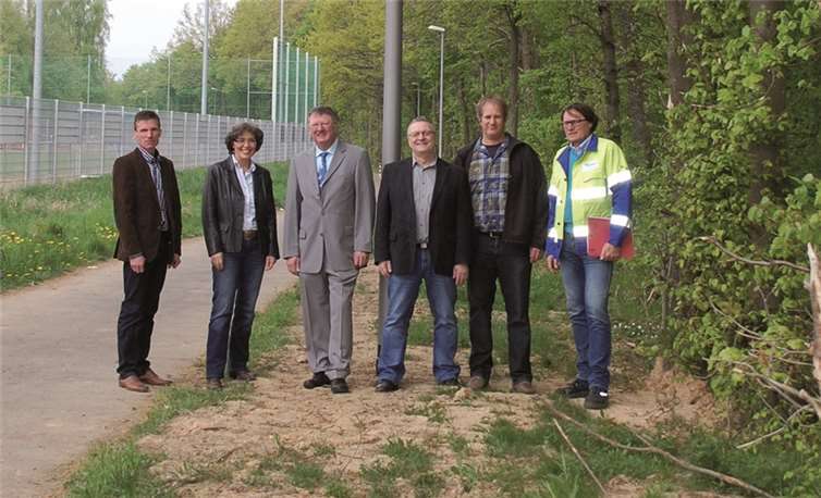Lückenschluss zur Stadtgrenze Jetzt leuchten sie: Gemeinsam setzten Edgar Herrmann, Beatrix Ziegler (beide RWE), Peter Thielen, Ortsbürgermeister von Faid, der Beigeordnete Konrad Gerhartz, Ratsmitglied Gerd Feiten und Gereon Schwarzer(RWE) die neue Beleuchtung in Betrieb.privat