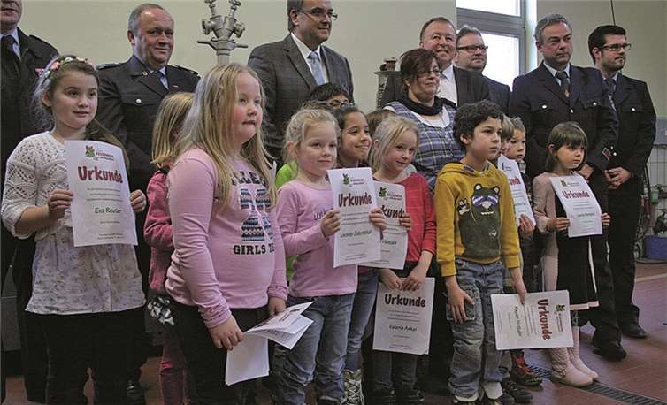 Jetzt sind sie richtige Feuerwehrleute mit Urkunde: die Brohler Bambini. Mit ihnen freuen sich Elke Keldenich und hinten Landrat Dr. Jürgen Pföhler, Bürgermeister Bernd Weidenbach, Ortsbürgermeister Michael Schäfer sowie Vertreter der Feuerwehren.