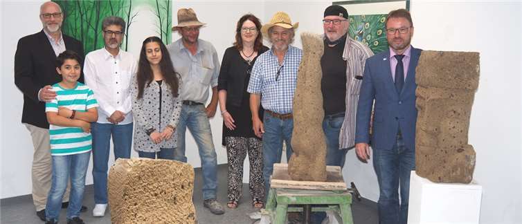 Jetzt stehen die Exponate im Innern der Stehbach Galerie. Mayens Oberbürgermeister Wolfgang Treis, zeigte sich begeistert.BS