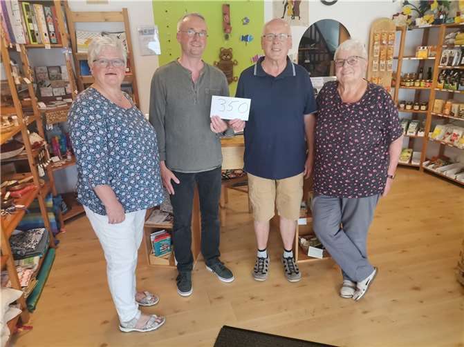 Jetzt überreichten Claudia Hatterscheid und Markus Schuld von der Kolpingsfamilie St. Martin (li.) einen Betrag von 350 Euro an die Vertreter des Eine-Welt-Ladens Bernhard Kilbinger und Brunhilde Knöll (re.). Foto: privat