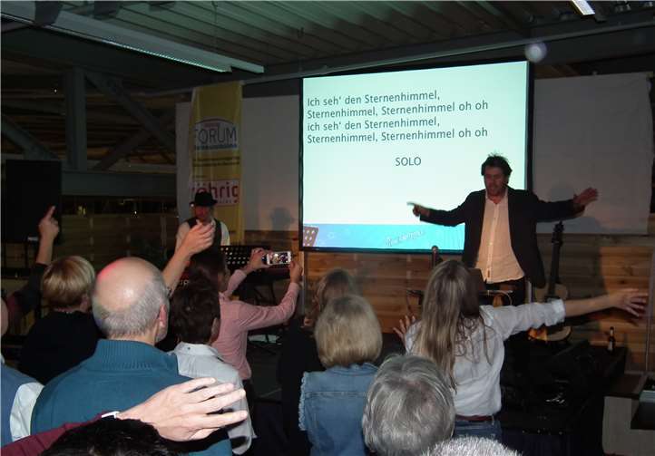 Jetzt vergünstigter Vorverkauf für kommende Highlights in der röhrig-forum Kulturbühne, wie zum Beispiel das „Rudelsingen“.privat