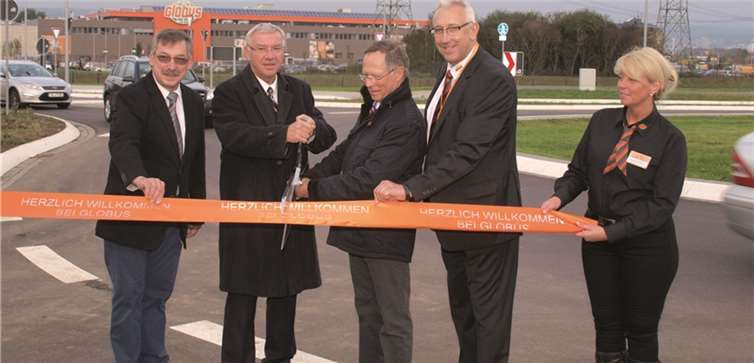 Jetzt war Gelegenheit, das Band zu durchschneiden. Freude bei Werner Bastian, Ortsvorsteher aus Bubenheim, Oberbürgermeister Joachim Hofmann-Göttig, Thomas Bruch, geschäftsführender Gesellschafter der Globus-Holding, Uwe Herrmann, Geschäftsleiter des Globus-Bubenheim und Alexandra Oestreich, Globus-Mitarbeiterin. (v.l.). US
