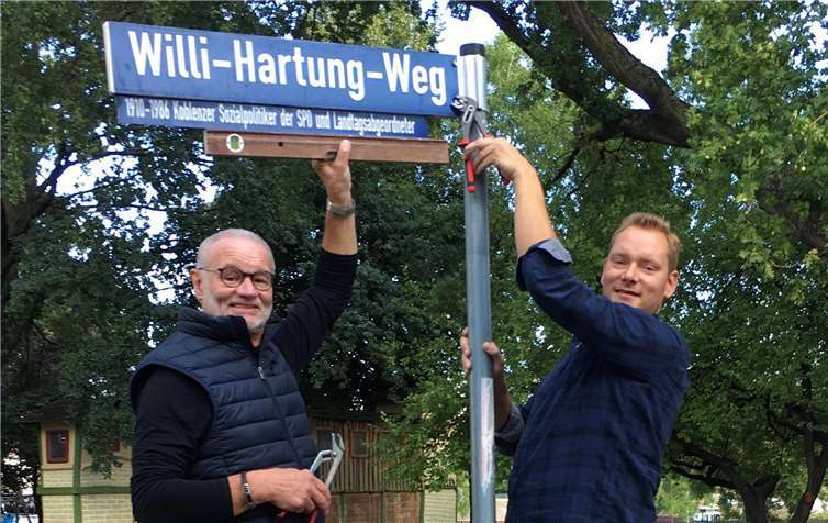 Jetzt weist der Koblenzer Sozialdemokrat Willi Hartung wieder ordnungsgemäß den Weg.Foto: privat