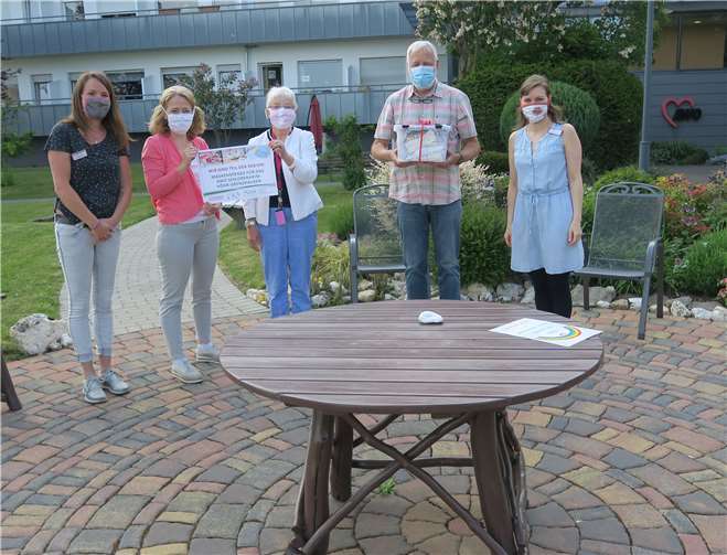 Jeweils 100 Maskenkonnten an das AWO- und das Bethesda-Seniorenzentrum gespendet werden.Fotos: Mach mit e. V.