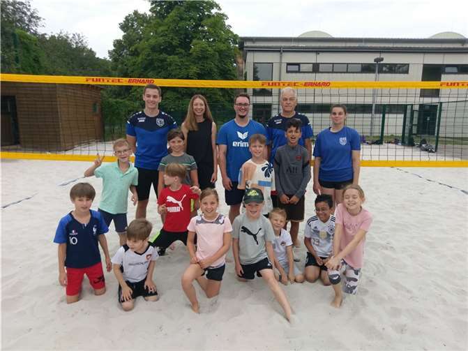 Jeweils 14 Kinder erhielten unter Anleitung einen Einblick in die Sportart Beachvolleyball. Fotos: TV Vallendar