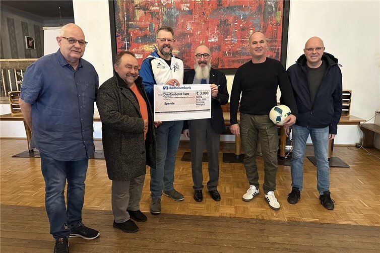 Jeweils 1.500 Euro konnten an die Polcher Tafel und die Martinshilfe der VG Vordereifel übergeben werden (von links): Jürgen Caspary, Alfred Schomisch, Bürgermeister VG Vordereifel, Bernd Fuhrmann, Vorsitzender TuS Kehrig, Dietmar Barth, Polcher Tafel, Volker Ackermann und Stefan Pauly.Foto: TuS Kehrig