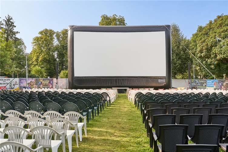 Filmgenuss unter freiem Himmel  Jeweils ab 18 Uhr beginnt das tägliche Vorprogramm mit regionalen Musikerinnen und Musikern und einem hochwertigen gastronomischen Angebot.  Foto: Janos Wlachopulos