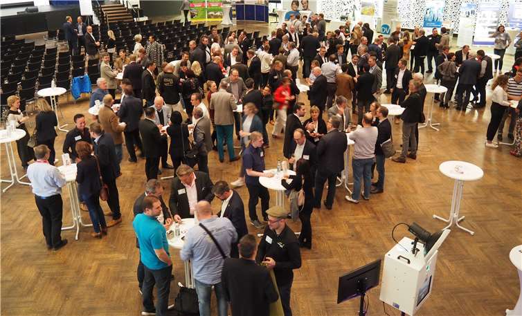 Jeweils acht Unternehmer präsentierten sich an 50 Stehtischen.