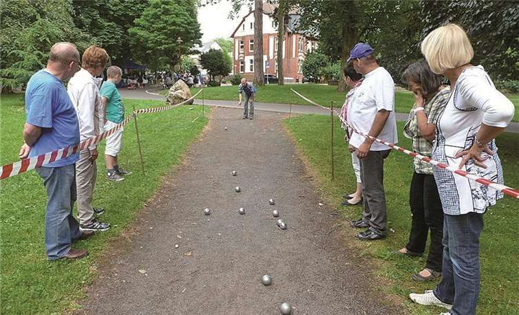 Jeweils drei Spieler bilden eine Boule-Mannschaft. Stadtverwaltung Bendorf