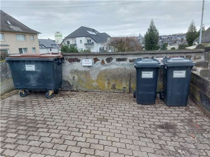 Jeweils ein Container für Bioabfälle und zwei Großtonnen für Restmüllabfälle sind postiert.  Foto: OG Ochtendung