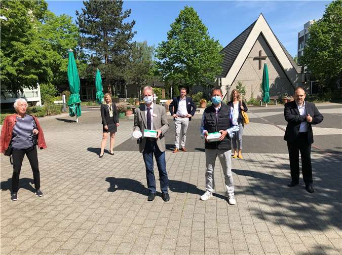 Jeweils über 100 Schutzmasken wurden den beiden Einrichtungen überreicht.Quelle: CDU Koblenz-Karthause