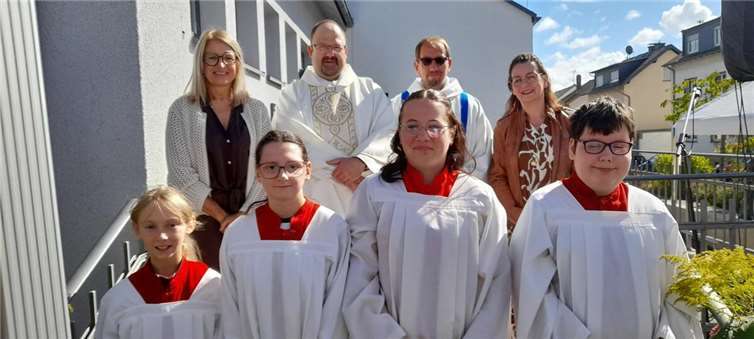 (Jeweils von links): Mit am Altar waren (untere Reihe) Lina Copeland, Malina Meid, Cassie Leitz und Nicholas Leitz sowie in der oberen Reihe Evi Weinand, Pfarrer René Unkelbach, Diakon Andreas Schlösser und Susanne Schimanski. Foto: privat