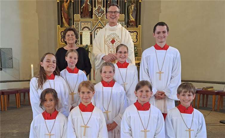 (Jeweils von links) unterste Reihe Kira Schneider, Leonie Hanke, Marit Hansen und David Nonn wurden neu in die Gemeinschaft aufgenommen, mittlere Reihe Lotte Spiller, Anni Boos, Emma Wohde und Marlene Nonn, sowie Monika Leinz, Pastor Norbert Missong und Benedikt Lohner. Foto: privat