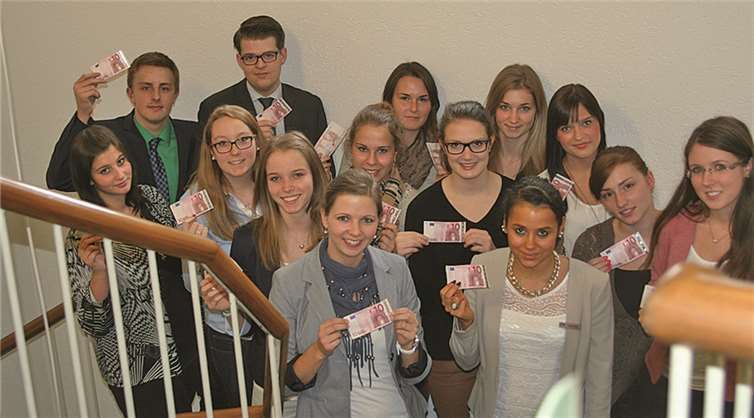 Jeweils zehn Euro spenden die neuen Auszubildenden für den guten Zweck. privat