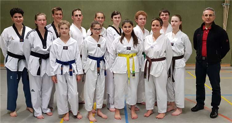 Jina Asefi mit den Teilnehmern der Trainingseinheit.Foto: privat