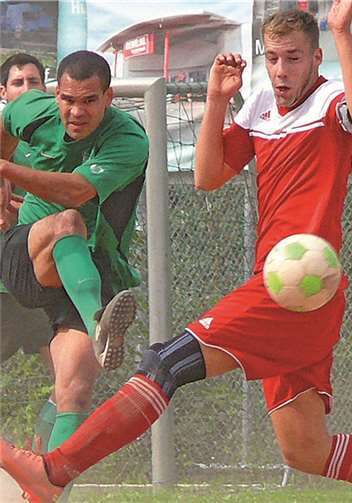 Jinka Morales (links) riskiert einen Torschuss. Michael Wald