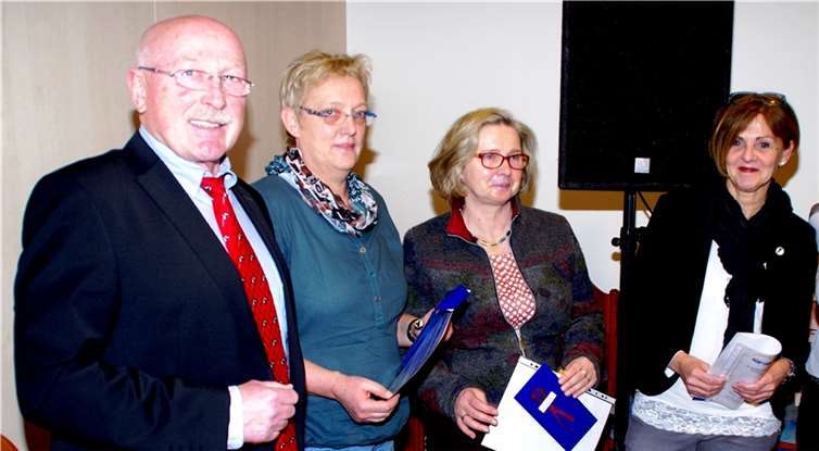 Jipp Probst mit Birgit Bollinger, Elke Knecht und Marianne Kron (v.l.), drei von sechs neuen Ehrenmitgliedern des TuS Rhens. privat