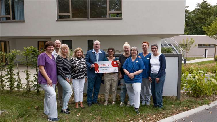 Jo Hofmann, der Vorsitzende des Freundeskreises Neuwied-Bromley (Bildmitte links), übergibt dem Rhein-Wied Hospiz die großzügige Spende in Höhe von 1.250 Euro. Hospizleiterin Manuela Götz (Bildmitte rechts) und ihr Team freuen sich über die großzügige Unterstützung.  Foto: Marvin Maur