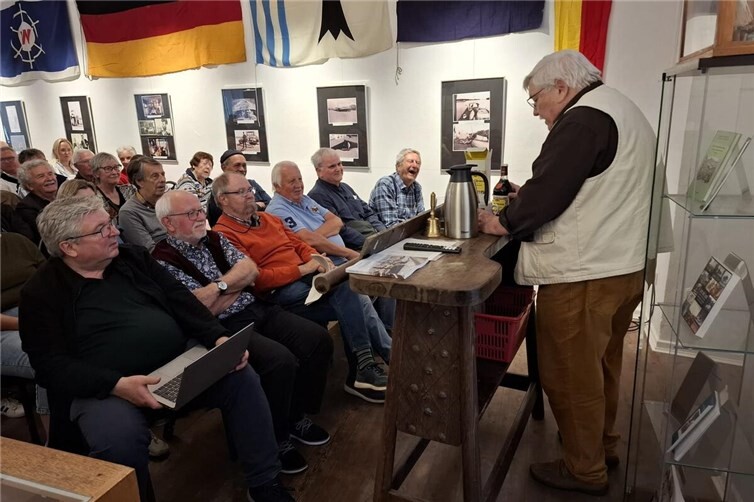 Jo Weisshaar (links) bei der BuchvorstellungDer Stammtisch: erste Reihe von rechts Werner Schäfer, norbert Kessel, Peter Schmitz, Heinz Wilms und Hans Metternich,erste Reihe links: Geschäftsführer Joachim van Dawen