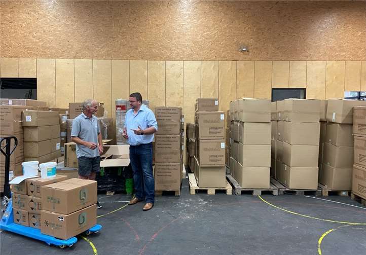 Joachim Ackermann und Hausmeister Joachim Baulig im Warenlager für Masken etc. Foto: Stadt Koblenz