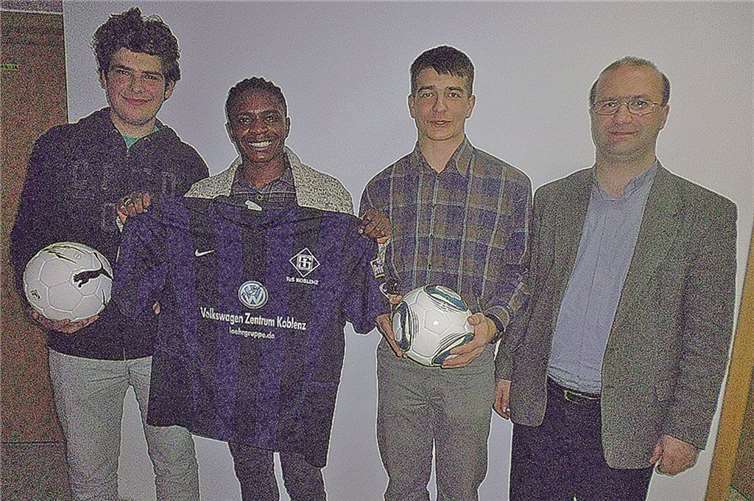 Joachim Akwapay (2.v.l.) mit den Jugendlichen und Pfarrer Ion Riba(r), der sich vor Ort um die Kinder kümmert und das Projekt mitbetreut. privat