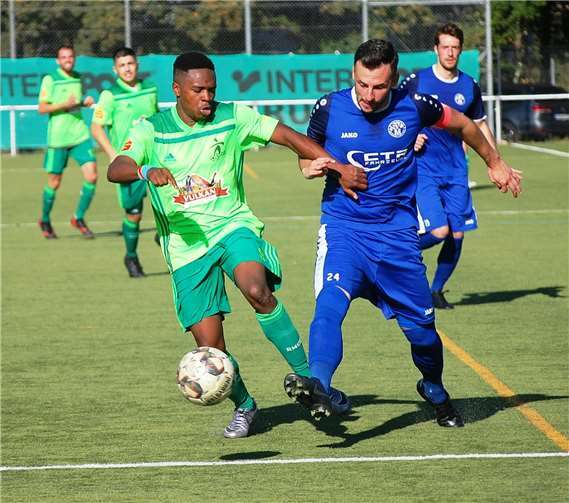 Joachim Akwapay (links, hier im Zweikampf mit dem Mehringer Kapitän Sebastian Dietz) avancierte in Udler mit zwei Treffern zum Matchwinner.