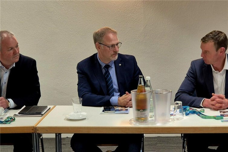 Joachim Altmann, Gebrüder Schröder GmbH & Co. KG, Harald Orthey MdB, Prof. Dr. Dirk Engelhardt Vorstandssprecher des Bundesverbandes Güterkraftverkehr Logistik und Entsorgung (BGL)