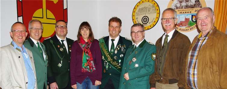 Joachim Berens, Josef Dötsch, Dirk Apitz, Anke Stahl, Thomas Stahl, Dr. Alexander Saftig, Arno Schmitz, Theo Neideck (v.l.) bei der keinen Feierstunde. privat