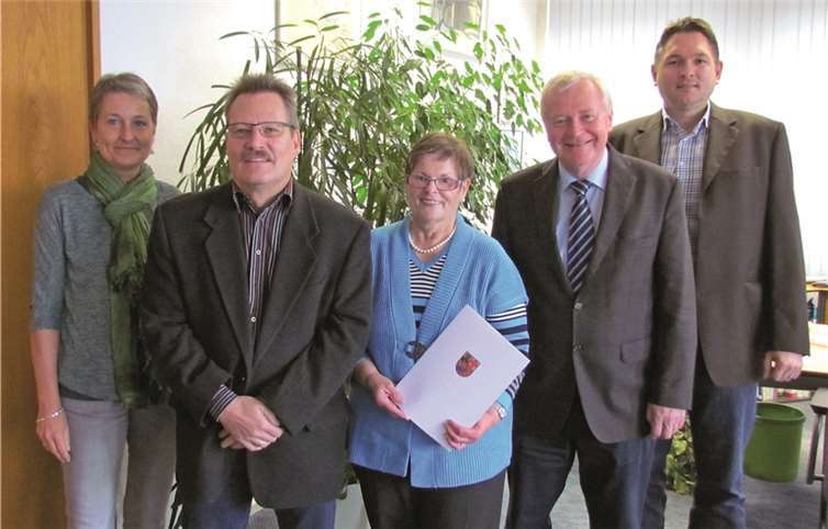 Joachim Böckling (2. v.li.) und Monika Engel (Mitte) feierten beide ihr 25-jähriges Dienstjubiläum bei der Verwaltung. Die Gratulanten waren (v.re.): Stefan Radermacher, Leiter des Amtes für Immobilienmanagement, Bürgermeister Reiner Kilgen und Stefanie Stavenhagen für den Personalrat. Stadt Neuwied