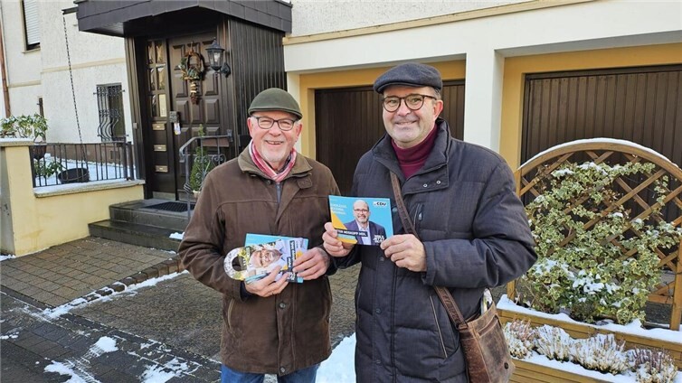 Joachim Boos (links) und Peter Moskopp (rechts) unterwegs in Bendorf.  Foto: privat