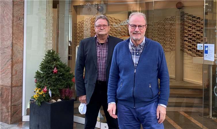 Joachim Fiedler, Vorsitzender der Altenhilfe Rheinbach e.V. (links) und Michael F. Firmenich, Präsident des Lions Clubs Bonn-Rhenobacum vor der Übergabe von je 100 Euro an 30 Seniorinnen und Senioren in Rheinbach. Foto: Michael F. Firmenich