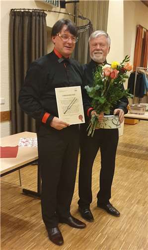 Joachim Fiege (rechts) überreicht Sven Scheuren die Ehrenurkunde und das Bild.Foto: privat
