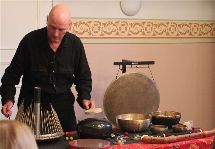 Joachim Gies inmitten der Vielfalt seiner Instrumente und Klangkörper beim Konzert in der ehem. Synagoge.Foto: Kultur- und Heimatverein