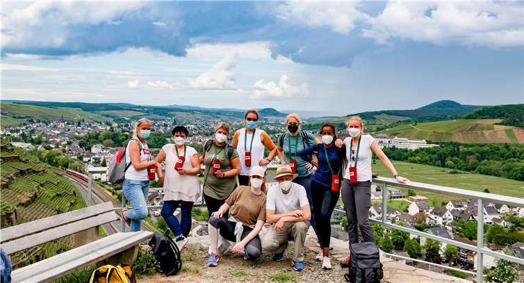 Joachim Heyna mit der Krankenpflegerinnen-Gruppe oberhalb von Walporzheim. Foto: privat