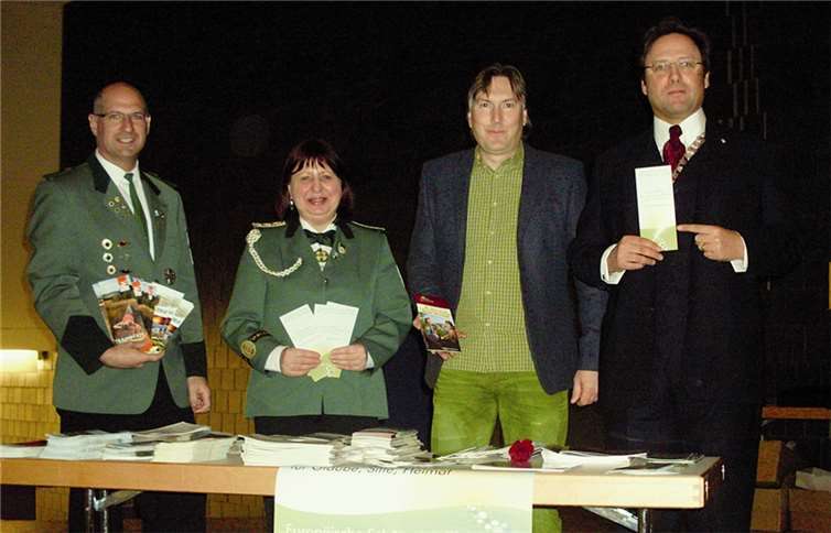 Joachim Hoffmann, Brudermeisterin Charlotte Neuser, Jörg Jösch und Hochmeister Dr. Emanuel Prinz zu Salm Salm (v.l.) am Infostand der Schützenbruderschaft St. Sebastian im Rahmen der Bundesvertretersammlung des BHDS.  Privat