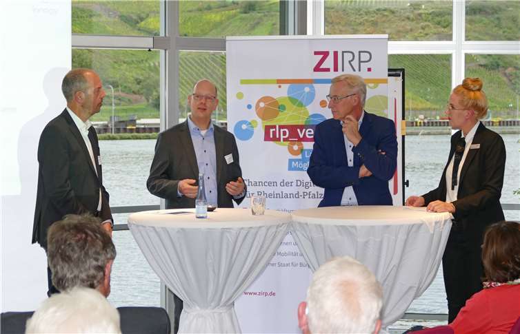 Joachim Jonas (v. l.), Leiter des Wasserkraftwerks Bruttig-Fankel, Dr. Torsten Hammerschmidt, Projektleiter Netzentwicklung von innogy, Dr. Thomas Griese, Staatssekretär des Ministeriums für Umwelt, Energie, Ernährung und Forsten Rheinland-Pfalz und Victoria Siegismund, Projektleiterin der Zukunftsinitiative Rheinland-Pfalz (ZIRP) e.V. diskutierten über die Energiewende in Rheinland-Pfalz. Fotos: innogy SE