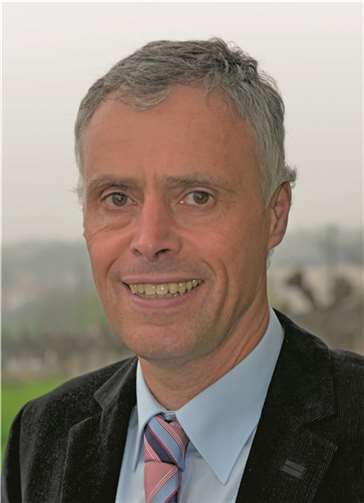 Joachim Karbach kritisiert die neue Parkplatzregelung am Willi-Brand-Ufer.